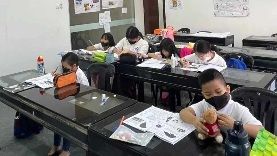 Students learning together outside regular lessons